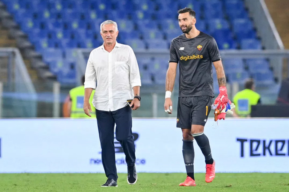  穆里尼奥批罗马球员态度问题严重  